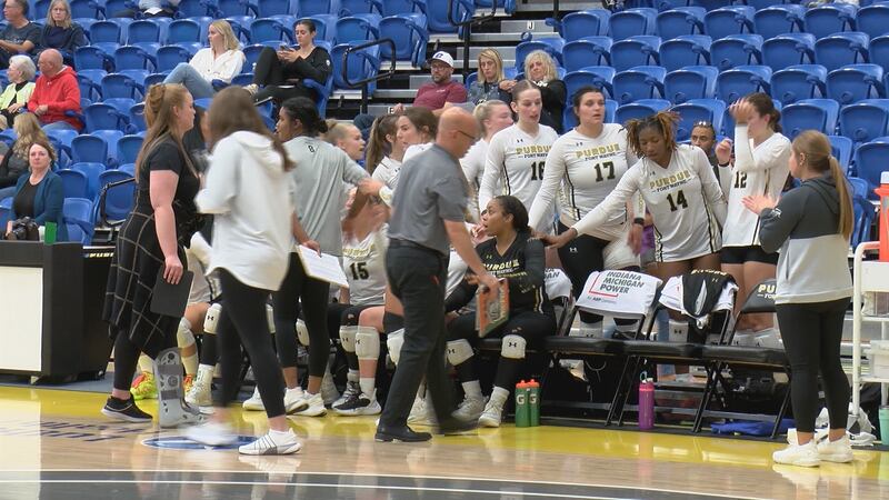 The Purdue Fort Wayne women's volleyball team during a timeout (9/19/23).